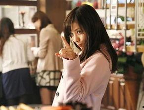 娱乐吃瓜女配角色,从娱乐吃瓜女配到闪耀明星的华丽蜕变